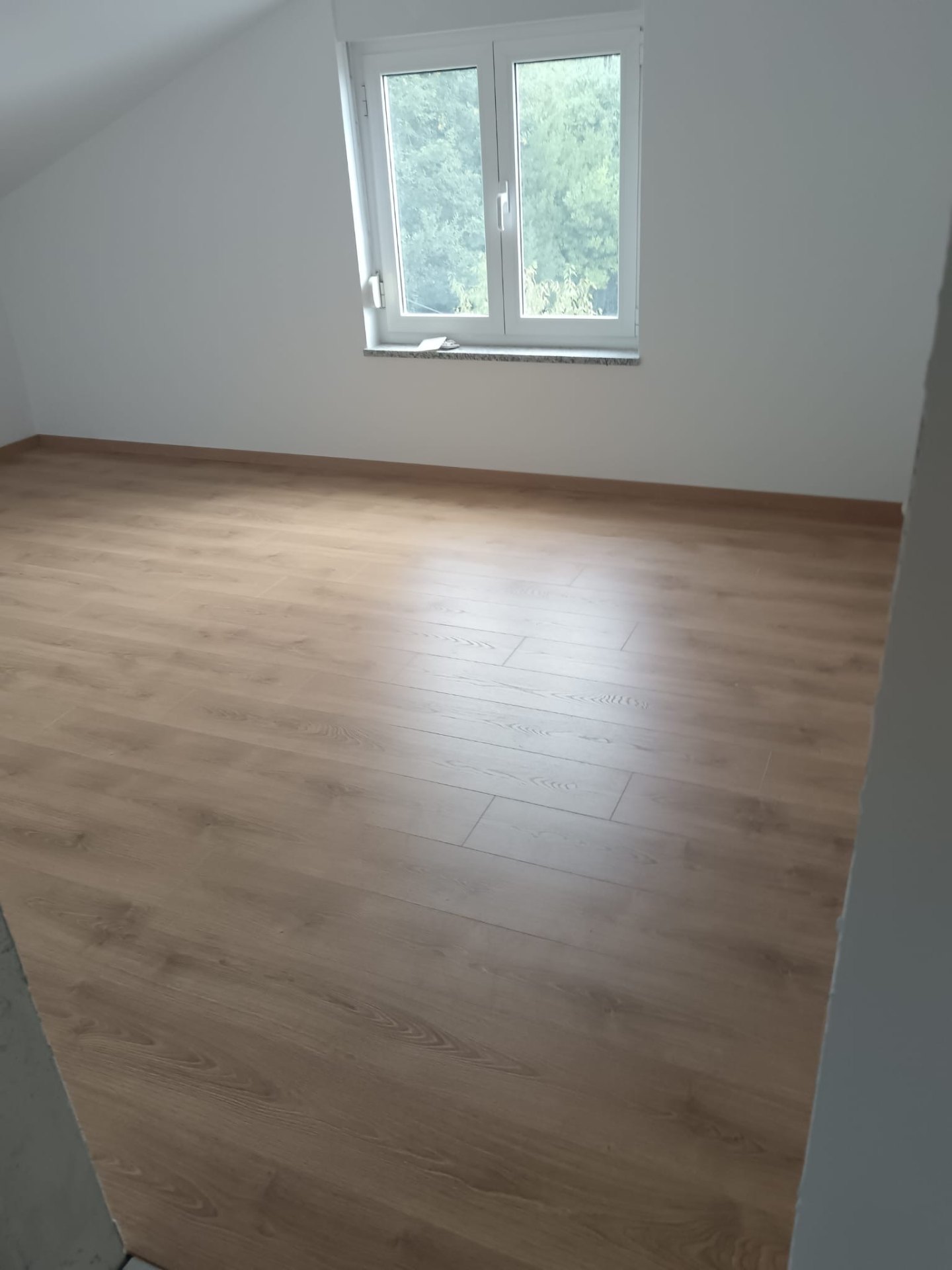 Soba s laminat podom